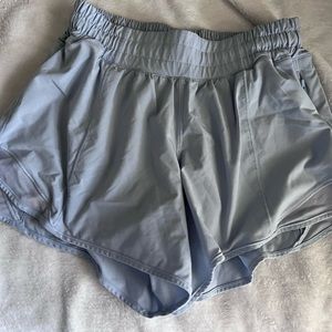 Lululemon Low Rise Hotty Hot Shorts 4”